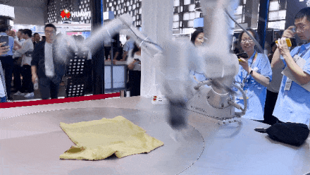 穹彻在WAIC 2024上首次在公开线下场景展示机器人衣物折叠